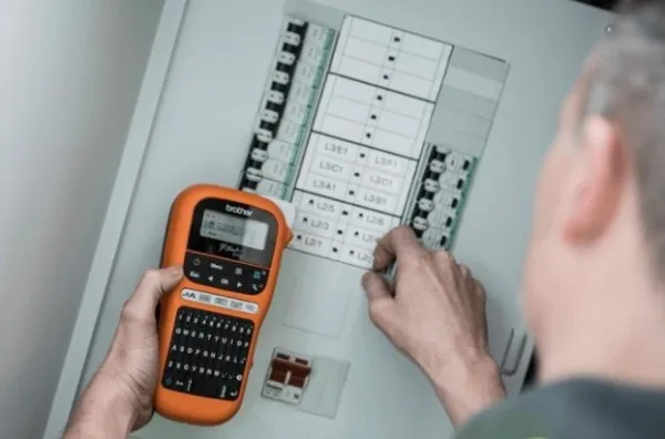 Brother Stampac etiketer P-touch E110VP Slika 2