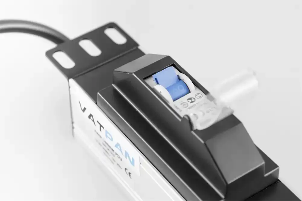 220V razvodni PDU panel 19/1U sa 6 utičnih mesta,kabl 2.5m Mirsan MR.PRZ6S.SC Slika 2